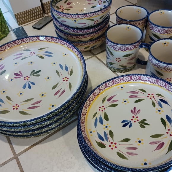 TEMPTATIONS DINÑER SET FOR 4 CONFETTI PATTERN - Picture 6 of 6